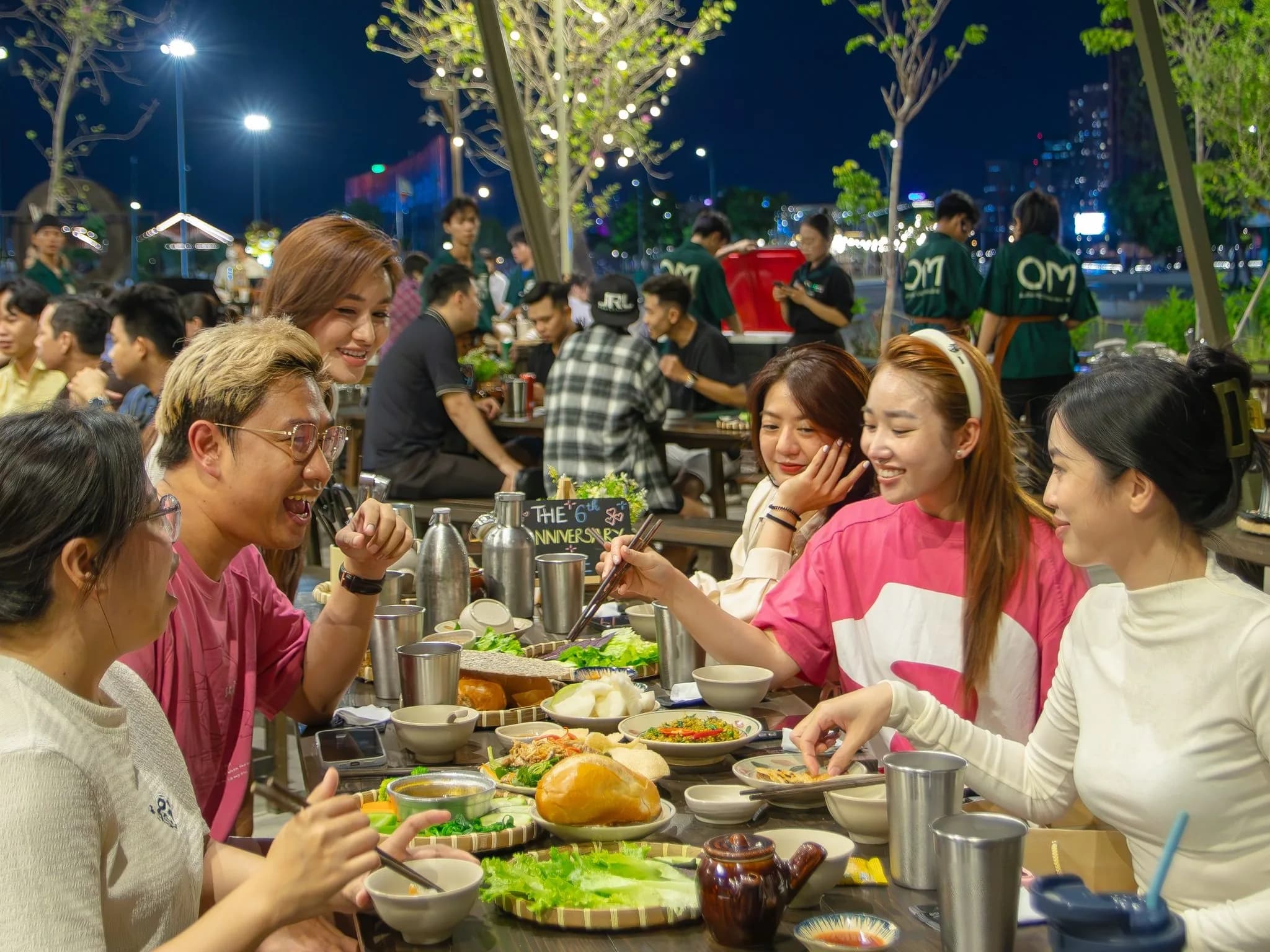 Quây quần bên bữa cơm