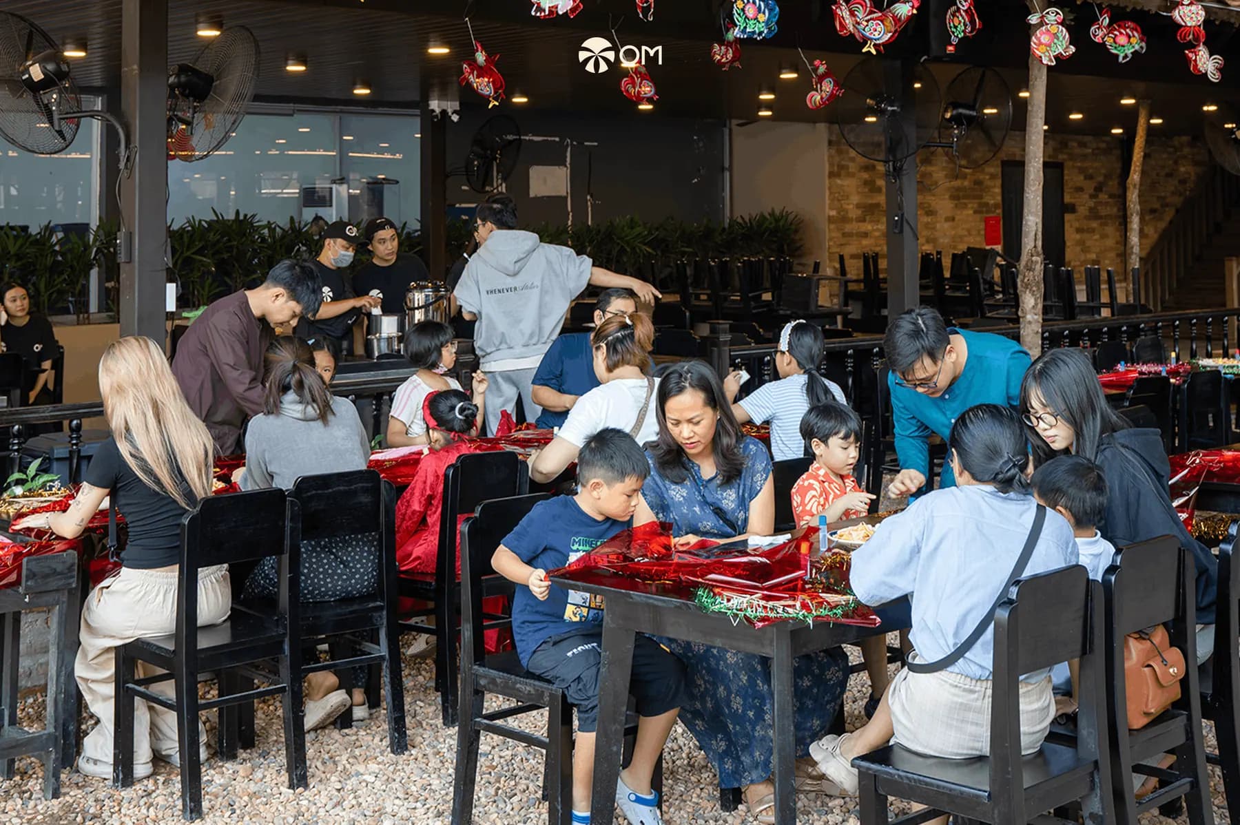 Các bé làm đèn lồng